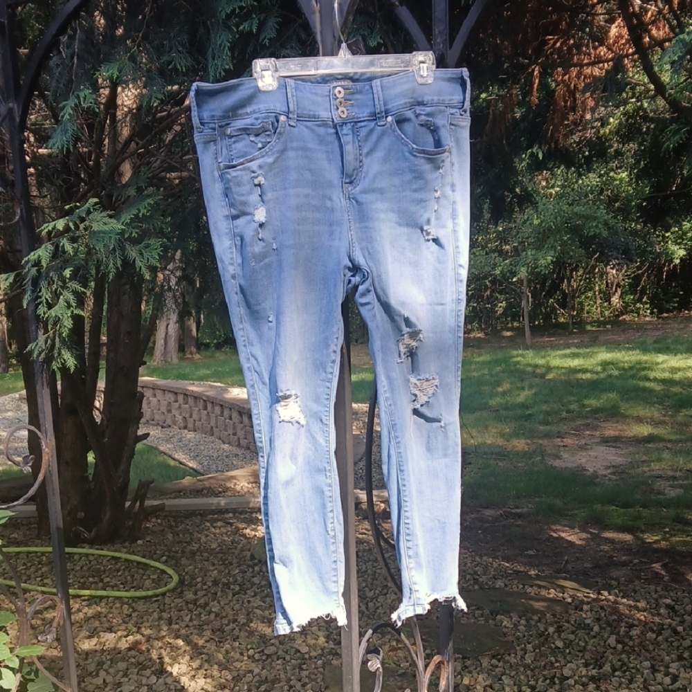 Torrid Women’s Size 18R  Jegging soft Hi-Rise Jean Distressed Blue Light Wash